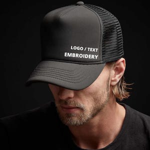 Kundenspezifischer Premium Trucker-Hut mit Logo- oder Textstickerei, 3D- und 2D-Stickereioption verfügbar