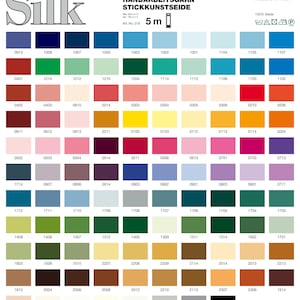 Puede incluir: Carta de colores de hilo de bordar de seda Madeira. La tabla presenta una cuadr&iacute;cula de muestras de color, cada una con un c&oacute;digo &uacute;nico. Los colores van desde azules y verdes hasta rosas, amarillos y marrones. El texto 'Silk' est&aacute; en la parte superior.