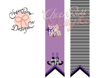 Könnte beinhalten: Lila und schwarzer Halloween-Banner mit dem Text "trick or treat" und "smell my feet" mit einer Hexenschuhgrafik. Der Banner hat ein schwarz-weiß gestreiftes Design auf der rechten Seite.
