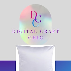 Op de afbeelding: Een wit kussen op een witte achtergrond. Het kussen bevindt zich in het midden van de afbeelding. De achtergrond is lichtgrijs. De tekst "DIGITAL CRAFT CHIC" bevindt zich in het bovenste deel van de afbeelding. De tekst is in paarse kleur. De tekst "DCC" bevindt zich in een cirkel met een regenboogverloop. De cirkel bevindt zich in het bovenste deel van de afbeelding.