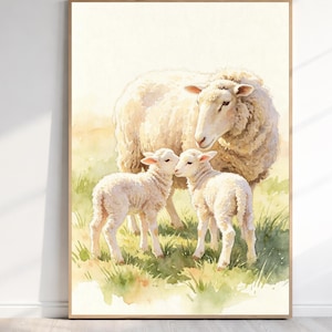Könnte beinhalten: Ein gerahmter Aquarelldruck, der ein großes erwachsenes Schaf hinter zwei kleinen Lämmern auf einer Wiese zeigt. Das Kunstwerk verwendet sanfte Creme-, Beige- und gedämpfte Grüntöne, um die Tiere mit ihrem flauschigen Wollfell darzustellen.