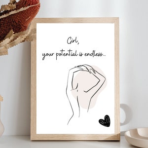 Könnte beinhalten: Ein gerahmter Druck mit einer Schwarz-Weiß-Zeichnung einer Person mit erhobenen Armen über dem Kopf. Der Text "Girl, your potential is endless..." ist unter der Zeichnung gedruckt. Ein schwarzes Herz befindet sich in der rechten unteren Ecke des Drucks.