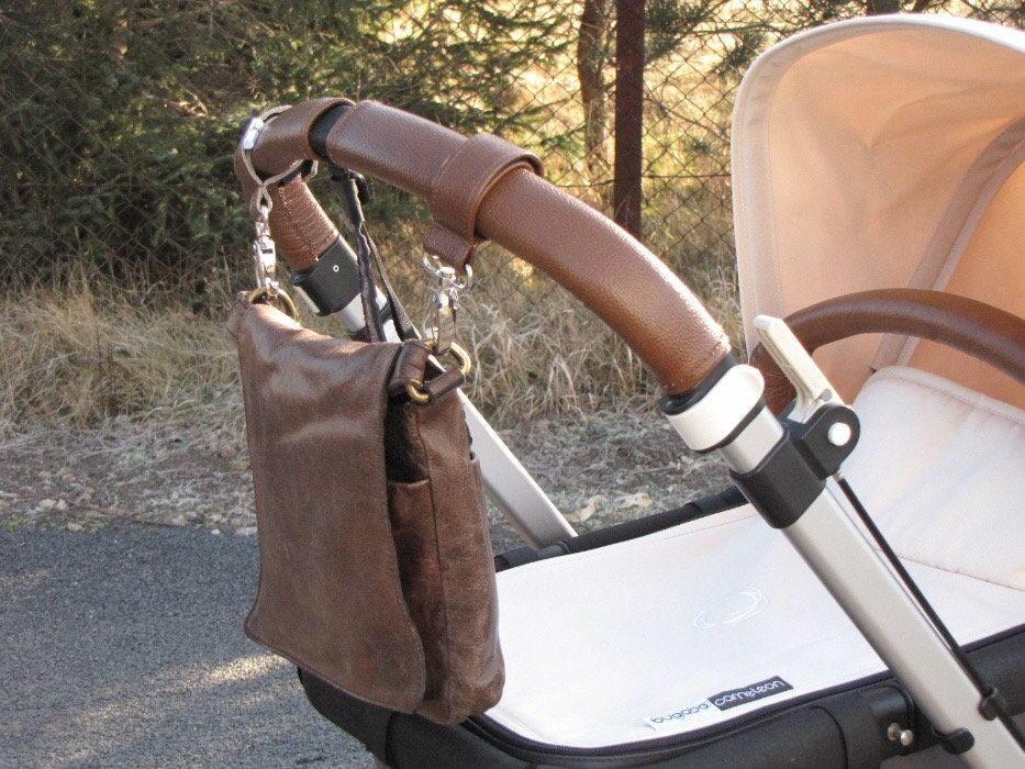 Fuyamp 2 Ganci Portaborse In Pelle Marrone Per Passeggino - Moschettoni In Alluminio Con Capacità 50 Kg - Clip Per Appendere Borse Della Spesa, Borsa Fasciatoio, Giacca - 3