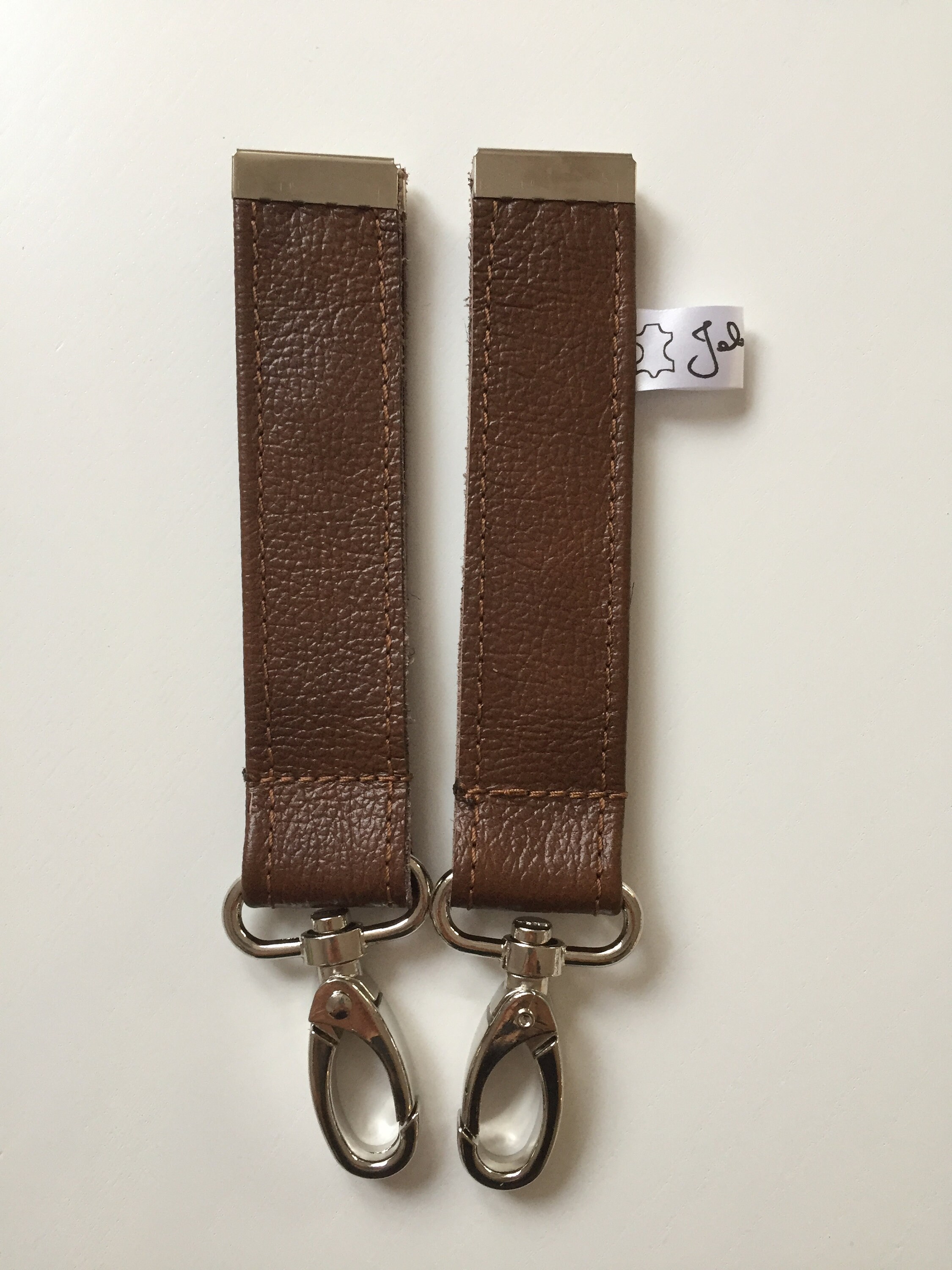 Fuyamp 2 Ganci Portaborse In Pelle Marrone Per Passeggino - Moschettoni In Alluminio Con Capacità 50 Kg - Clip Per Appendere Borse Della Spesa, Borsa Fasciatoio, Giacca - 2