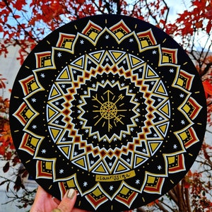 Mandala personnalisé avec sigil sur disque en bois