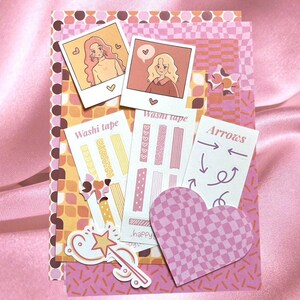 Può includere: Una collezione di articoli di cancelleria, tra cui adesivi, washi tape e biglietti decorativi. Il design presenta illustrazioni di donne, cuori e frecce, con il testo "Washi tape" e "Arrows". La tavolozza dei colori include rosa, arancione e giallo.