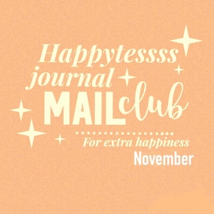 Peut inclure: Un graphique couleur pêche avec le texte blanc "Happytessss journal MAILclub" et des icônes d'étoiles. En dessous, une ligne pointillée sépare le texte "For extra happiness" et "November" en blanc, sur un fond pêche texturé.