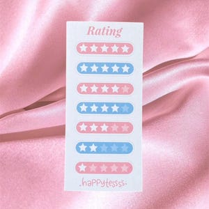 Könnte beinhalten: Ein rechteckiger Aufkleberbogen mit dem Wort Rating oben und dem Text happytessss unten. Er zeigt sieben horizontale Balken, die zwischen Pink und Blau abwechseln, wobei jeder fünf weiße Sterne mit unterschiedlichen Füllständen enthält.