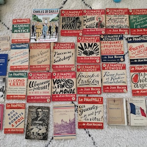 Puede incluir: Una colección de folletos vintage con texto rojo y blanco sobre un fondo blanco. Los folletos presentan varios títulos, incluyendo "Le Pamphlet Atomique", "Hitler est Vivant", "Le Mystère de Gaulle", "Trafiquants Profiteurs", "Guerre est Déclarée", "J'accuse de Sabotage", "J'accuse de Trahison", "La Cono-Cratie", "Bureau Poteau", "Voix de la Fin du Monde", "Ces Gueules... se sont payé... la vôtre!" and "Nos Gros Bonnets à Poil".