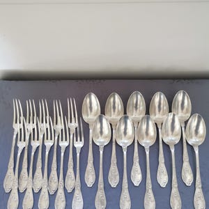 Puede incluir: Un letrero de madera rústica con la frase "Welcome to our home" en letras blancas. El letrero presenta un acabado envejecido y un diseño sencillo y acogedor, ideal para un porche o entrada.