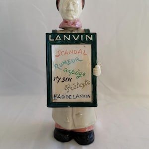 Jeanne Lanvin, een sandwichman, circa 1950, reclame voor een fles Lanvin-parfum