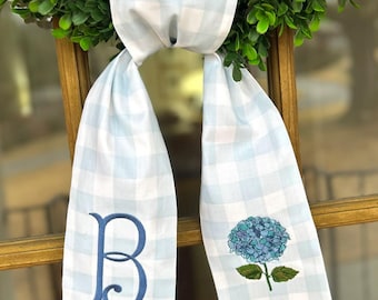 Geborduurde blauwe gingang hortensiakrans sjerp – zuidelijk deurdecor met monogram