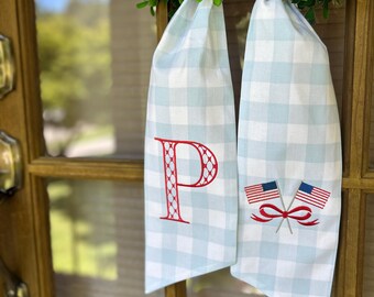 Patriottische sjerp met gingham-krans | Aangepast monogram Fourth of July deurdecoratie | Americana verandadecoratie | Blauw geruite zuidelijke kransstrik