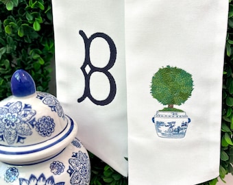 Blauwe chinoiseriekranssjerp | Aangepast monogram voordeurdecor | Topiary-kransboog Grandmillennial | Zuidelijk toiletdecor