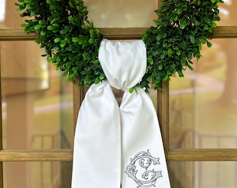 Klassieke sjerp met monogram | Elegant geborduurd voordeurdecor | Op maat gemaakte zuidelijke deurhanger | Grandmillennial verandadecor