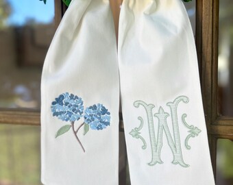 Blauwe hortensiakrans | Aangepast monogram voordeurdecor | Elegante zuidelijke verandaboog | Grandmillennial hortensiakrans