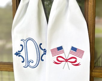 Patriottische kranssjerp met aangepast monogram | Deurdecoratie Fourth of July | Americana geborduurde strikceintuur | Verandadecoratie op Memorial Day