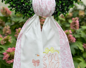 Roze toile ganzenkrans sjerp | Aangepast monogram voordeurdecor | Grandmillennial ganzenstrik sjerp | flirtkrans strik