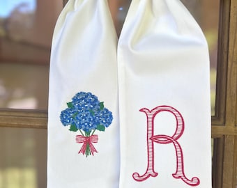 Hortensiakrans met aangepast monogram | Blauwe hortensia voordeurdecoratie | Zuidelijk Grandmillennial verandadecor