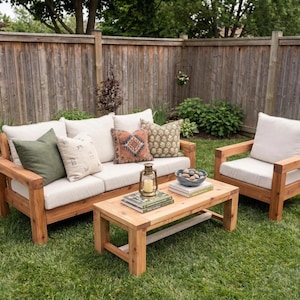 Puede incluir: Una taza de cerámica blanca con un asa negra y el texto "But First, Coffee" en un estilo manuscrito. La taza está sobre una superficie blanca. La taza mide aproximadamente 10 cm de alto.