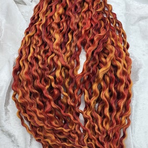 Curly extensions met een mix van koper en bordeauxrood