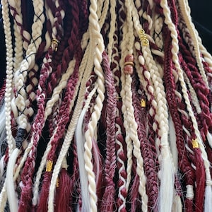 Mistura de tranças/dreads torcidos em tons de vinho e loiro claro