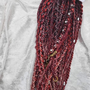 Mix aus geflochtenen Dreads, gedrehten Dreads und gehäkelten Dreads.