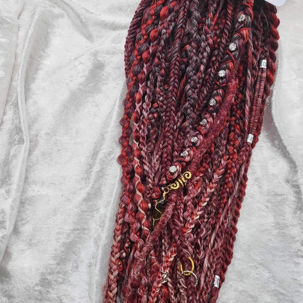 Mélange de tresses, de dreads torsadées et de dreads au crochet.