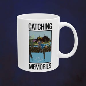 Może przedstawiać: Biały ceramiczny kubek z czarnym napisem "CATCHING MEMORIES". Kubek przedstawia ilustrację ludzi na molo, łowiących ryby. Ilustracja zawiera górskie tło i wyskakującą rybę.