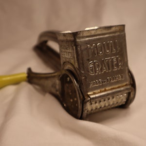 Vintage MOULI GRATER MADE IN FRANCE Yellow HANDLE REMOVABLE BARREL