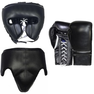 Könnte beinhalten: Schwarzer Lederboxkopf, Hodenschutz und Boxhandschuhe mit weißen Schnürsenkeln. Die Handschuhe haben einen blauen und weißen Besatz.