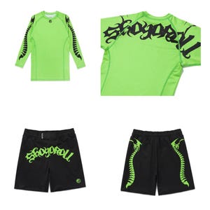Könnte beinhalten: Ein neon-grünes Langarm-Sportshirt und eine passende schwarze Sporthose. Das Shirt und die Shorts tragen den Schriftzug "Shoyoroll" in einer stilisierten Schriftart. Das Shirt hat ein wirbelsäulenartiges Design auf den Ärmeln.