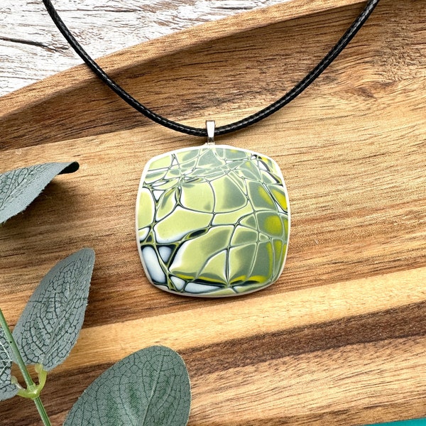 Collier pendentif tendance en pâte polymère - Pendentif carré vert abstrait sur cordon noir de 18 po.