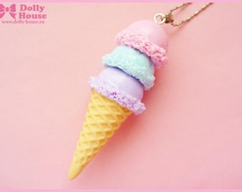 Puede incluir: Un collar con un dije en forma de cono de helado de color rosa pastel, azul y morado. El cono está hecho de arcilla polimérica amarilla y las bolas de helado están cubiertas con arcilla polimérica blanca.
