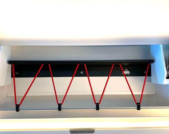 Storage and tensioning net for the upper storage compartment of the VW Grand California