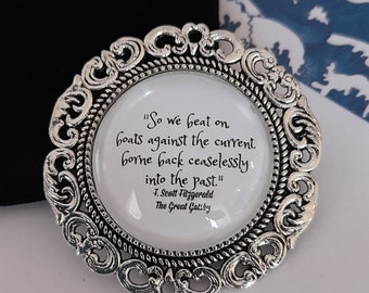 La citation de Gatsby le Magnifique, F Scott Fitzgerald Citation, Broche de citation de livre, bijoux littéraires, cadeau livresque, cadeau d’enseignant, cadeau pour l’amateur de livres,