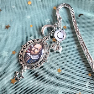 Shakespeare portrait bookmark with charms - Teacher or student gift with elegant Shakespeare pendant - Unique literary gift for book lovers