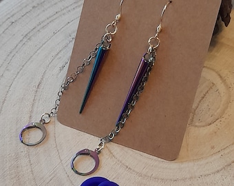 レインボースパイクループ耳栓イヤリング - ゴールドとレインボーのステンレススチールフックとチェーン - ワイヤレスイヤホン用紛失防止チェーン -