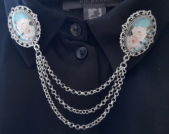 Rosas blancas contra cielo azul alfiler de cuello con cadena, broche doble, accesorio de cuello de blusa, accesorio de plata de cadena de cuello de camisa,