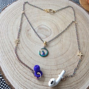 Moon gazing Hase Schleife Ohrstecker Halskette - Edelstahl Regenbogen Anhänger und Kette mit goldenen Sternen und Ohrstecker Halteclips - Airpod Zubehör