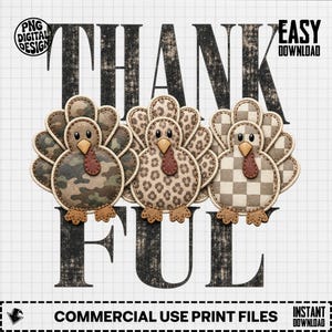 Può includere: Un design digitale che presenta la parola THANKFUL in grandi lettere nere dall'aspetto usurato. Tre tacchini in stile cartoon sono posizionati davanti al testo, ognuno con un motivo diverso: mimetico, leopardato e a scacchi beige e bianchi.