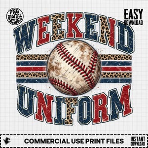 Puede incluir: Un diseño gráfico digital que presenta una pelota de béisbol desgastada en el centro, rodeada por el texto WEEKEND UNIFORM en letras de bloque rojas y azul marino con detalles de estampado de leopardo sobre fondo de cuadrícula.