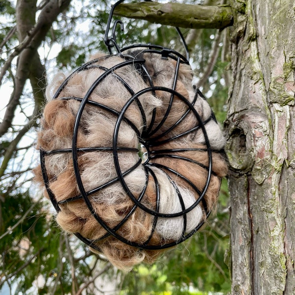 Alpaka-Vogel-Nistmaterial in Ring-Hängehalterung – 100 % natürliche Alpaka-Wolle für nistende Vögel