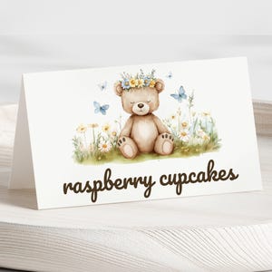 Bewerkbare We Can Bearly Wait babyshower tentkaart, aangepaste meisje teddybeer babyshower decor, baby in bloei wilde bloemen canvassjabloon BAB-100