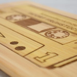 Tabla de madera "Cassette Children - Crime Scene Breakfast" hecha de bambú imagen 8