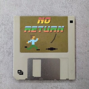 Könnte beinhalten: Eine beige Diskette mit einem braunen Etikett. Das Etikett trägt den Text "NO RETURN" in Regenbogenfarben. Auf dem Etikett befindet sich ein Pixelbild einer laufenden Person.