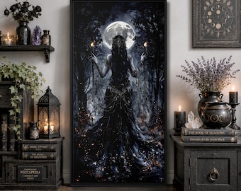 Puede incluir: Una impresión de arte mural vertical enmarcada que representa una figura con cabello largo y oscuro en un bosque bajo una luna llena, sosteniendo dos velas encendidas. La figura viste un vestido oscuro y fluido con detalles.