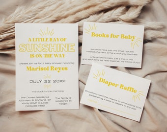 Może przedstawiać: Żółto-białe zaproszenie na baby shower z tekstem "A Little Ray of Sunshine is on the Way" i wzorem promieni słońca. Zaproszenie zawiera imię "Marisol Reyes", datę "July 22, 20XX" i godzinę "11 o'clock in the morning". Są też dwie mniejsze karty z tekstem "Books for Baby" i "Diaper Raffle".