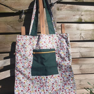 Tote bag en tissu fleuri, réversible et avec une double poche fermeture éclair - Chouchou assorti