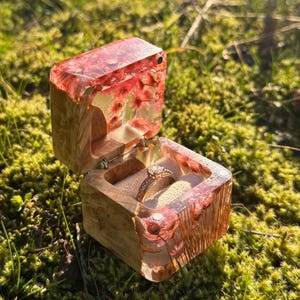 ring box proposal,
epoxy resin case,
spring flower box,
single ring box,
engagement ring box,
wood ring box,
wedding accessories,
romantic moment box,
peachy pink ring box,
handcrafted ring box,
peachy ring case,
epoxy ring box,
proposal ring box,